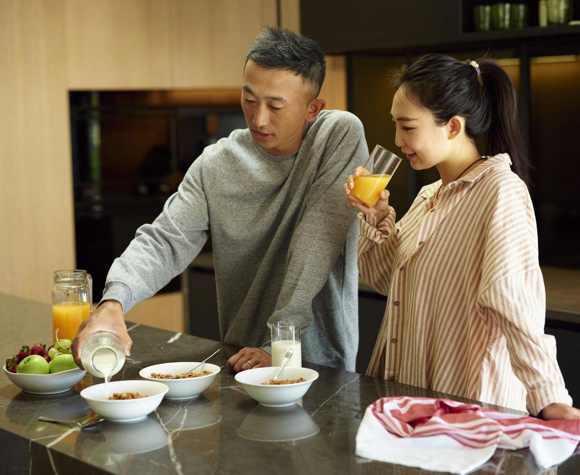 couple eating breakfast